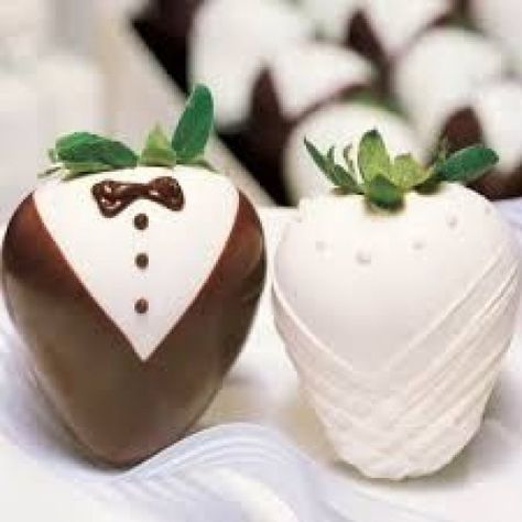 These chocolate strawberries arenthe perfect treat for adults and children alike on special occasions and at dinner parties. They look and taste amazing but are so simple to make! Tuxedo Strawberries, Wedding Strawberries, Hadiah Valentine, Wedding Chocolate, Chocolate Dipped Strawberries, Strawberry Dip, Covered Strawberries, Chocolate Strawberries, Chocolate Covered Strawberries