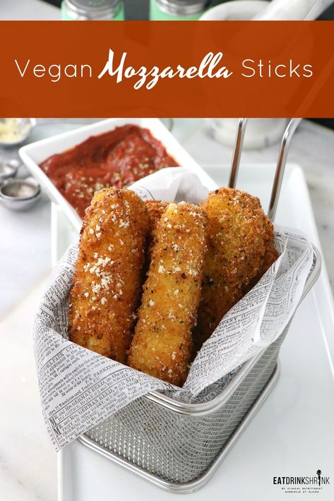 Vegan Mozzarella Sticks with Easy Red Sauce - Labeless Nutrition Easy Red Sauce, Vegan Mozzarella Sticks, Vegan Mozzarella, Mozzarella Sticks, Vegan Appetizers, Red Sauce, Idee Pasto Sano, Vegan Cooking, Vegan Dinner Recipes