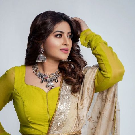 Sneha Prasanna in a neon green anarkali by Geethu Haute couture for junior superstars4 Sneha Prasanna, Actress Sneha, Green Anarkali, Long Anarkali, Pretty Images, Actress Photos, Whatsapp Group, Neon Green, Anarkali