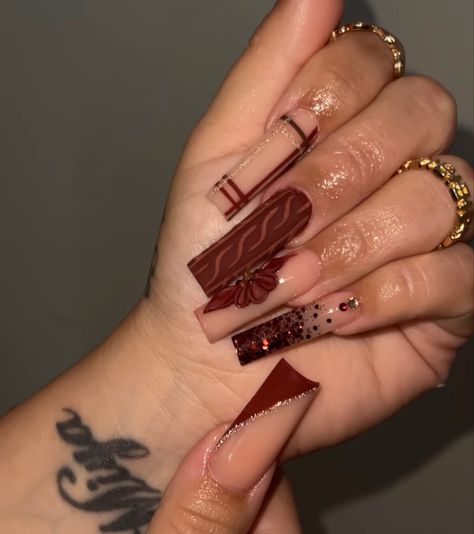 Fall November Nails 2024, Burgundy Acrylic Nails Square, Cute Thanksgiving Nails Acrylic Long, Fall Acrylic Nails Burgundy, Square November Nails, Cute Fall Sets Nails, Brown Set Nails, Fall Christmas Nail Designs, Maroon And Brown Nails