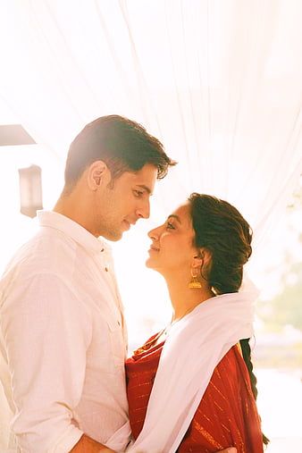 White Shalwar Kameez, Vikram Batra, Red Dupatta, Aesthetic Image, Gold Jhumka, Kiara Advani, Lovely Couple, Indian Army, Shalwar Kameez