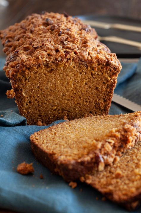 Instead of pumpkin, try naturally sweet and moist butternut squash in this flavorful quick bread. Lightly spiced with a crisp and nutty pecan streusel top, serve it for breakfast with coffee and tea. Recipes Butternut Squash, Breakfast With Coffee, Butternut Squash Bread, Butternut Squash Cinnamon, Squash Bread, Cut Butternut Squash, Butternut Squash Puree, Butternut Squash Recipes, Roasted Squash