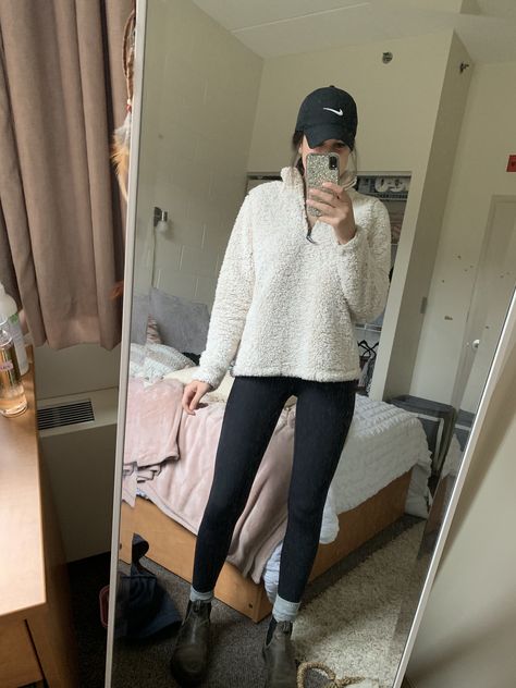 Sweater Dress And Blundstones, Comfy Blundstone Outfit, Black Jeans And Blundstones, Hiking Outfit Blundstone, Blundstone Outfit Sweatpants, Outfits With Blundstone Boots Women, Blundstones With Leggings, Blundstone Outfits Women, Winter Blundstone Outfit