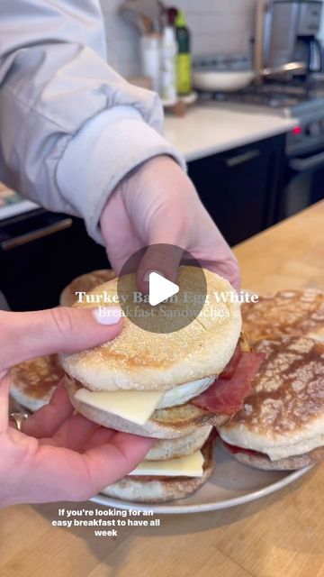 Taylor Dadds on Instagram: "Turkey Bacon Egg White Breakfast Sandwiches🤩 this is my starbucks copycat version at home! if you want something to have ready for busy mornings, these are perfect🤌🏼 like & comment “breakfast sandwich” to have this recipe sent right to you✨" Make Ahead Turkey, Egg White Breakfast, Bacon Sandwich, Busy Morning, Breakfast Sandwiches, Starbucks Copycat, Turkey Bacon, Bacon Egg, Egg White