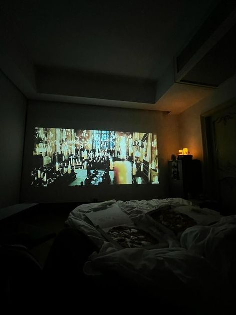 Movie Night Aesthetic Harry Potter, Harry Potter Sleepover Aesthetic, Movie Night Harry Potter, Harry Potter Night Aesthetic, Projector Sleepover, Harry Potter Movie Marathon Aesthetic, Harry Potter Marathon Aesthetic, Harry Potter Party Aesthetic, Watch Party Aesthetic