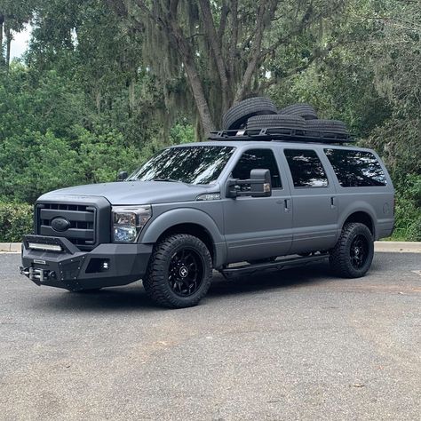 HighProfile4x4 on Instagram: “Ford Excursion with a 2.5” leveling kit, got some new 33-1250-20 Nitto Ridge 20x10 Hostile Wheels. #ford #fordexcursion…” Custom Ford Excursion, Ford Excursion Overland, Lifted Excursion, Excursion Ford, Tactical Vehicle, Two Door Jeep Wrangler, Overland Build, Armored Cars, Tactical Truck