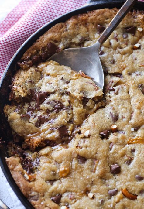 Salted Caramel Pizookie Recipe - Easy Skillet Cookie! Cookie In A Skillet, Pizookie Recipe, Buttery Chocolate Chip Cookies, Cast Iron Skillet Recipes Dinner, Skillet Cookie Recipe, Skillet Desserts, Salted Caramel Cookies, Caramel Filling, Caramel Chocolate Chip Cookies