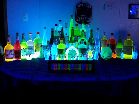 Black light bar. PLUS how to PLAN for your party. http://wickedwaysproductions.blogspot.ca/p/halloween-party-planning.html Blacklight Halloween, Halloween Party Planning, Glow In Dark Party, Halloween Lights Decorations, Halloween Names, Light Halloween, Blacklight Party, Glow Birthday, Zombie Party