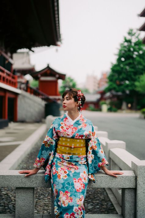 Kimono photoshoots in Asakusa | Tokyo Portrait photographer Japanese Kimono Photoshoot, Kimono Picture Ideas, Kimono Photoshoot Japan, Kimono Photoshoot Ideas, Yukata Photoshoot, Kimono Pose, Kimono Poses, Kimono Photography, Kimono Photoshoot