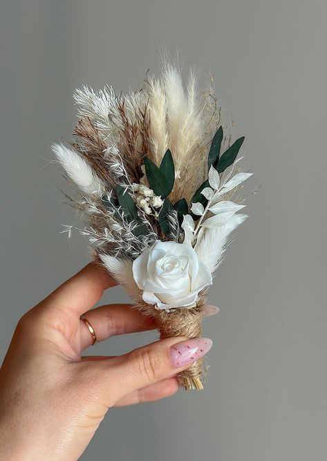 This dried flower boutonniere is absolutely perfect for your wedding and photo shoot! Created in a boho style, this stunning flower arrangement is made with bunny tails, pampass grass, preserved flowers and another unique, natural dried floral ingredients. The best thing is that flowers don't go bad and you will enjoy them bouquet forever! Just keep it out of direct sunlight and places with lots of moisture, don't throw and transport carefully! No water needed! I can create custom made order too Boho Wedding Boutonniere, Boho Dried Flowers, Flowers And Pampas, Flower Boutonniere, Boho Wedding Bouquet, Boho Wedding Flowers, Country Theme Wedding, Grass Wedding, Groom Boutonniere