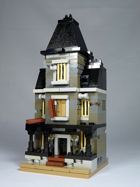 LEGO Mini Modulars - MOC: "Haunted House" | Flickr - Photo Sharing! Halloween Legos, Microscale Lego, Lego Architecture Building, Lego Haunted House, Lego Micropolis, Lego Monster, Lego Microscale, Lego Houses, Mobile Frame