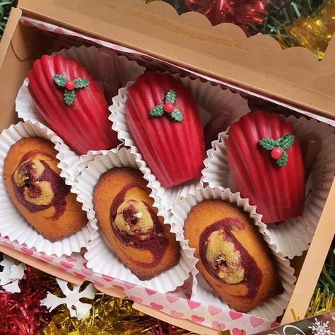 Mixed Spiced and Vanilla Butterscotch with Red Velvet Swirl madeleines for our first Christmas Red Velvet Madeleines, Christmas Madeline Cookies, Madeleines Christmas, Christmas Madeleines, Madeline Cookies, Mini Christmas Cakes, Madeleine Recipe, Xmas Desserts, Halloween Breakfast