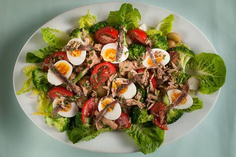 Chefs Salad, French Salad Recipes, Salad Nicoise, French Salad, Nicoise Salad Recipe, Traditional French Recipes, Tuna And Egg, Chef Salad, Classic Salad