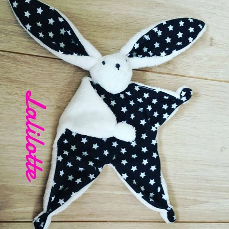 Un DouDou !!!   Une copine vient me rendre visite la semaine prochaine alors hop hop hop je sors vite ma machine à coudre... Sewing Stuffed Animals, Baby Couture, Baby Projects, Baby Diy, Creation Couture, Sewing Toys, Diy Couture, Toy Craft, Baby Crafts