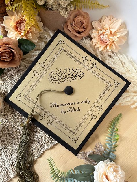 Quran Graduation Cap, Muslim Grad Cap Ideas, Islamic Grad Cap Ideas, Graduation Cap Designs Arabic, Graduation Cap Designs Muslim Girl, Islam Graduation Cap, Cap Graduation Decoration Ideas, Arabic Graduation Cap, Graduation Cap Designs Islam