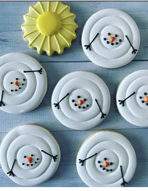 Circle Snowman Cookies, Cookie Decorating Simple, Minimalist Christmas Cookies, Easy Circle Cookie Designs, Royal Icing Cookies Designs Circle, Decorated Round Cookies, Snowflake Decorated Sugar Cookies, Flooding Cookies For Beginners, Winter Theme Cookies