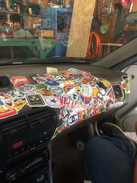 Stickers On Back Of Car, Truck Decor, Hippie Car Interior, Car Decor Ideas, Car Decoration, Car Ideas, Car Decorations, Car Interior Diy, Hippie Car