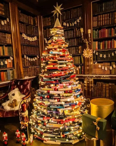 Library Christmas Tree made of Books Bookstore Wallpaper, Library Christmas Tree, Lord Of The Rings Christmas, Christmas Bookstore, Christmas Tree Made Of Books, Christmas Tree Book, Library Christmas, Literary Candles, Book Christmas Tree