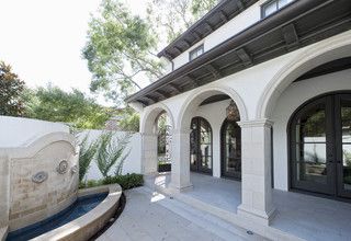 Mediterranean Porch, Exterior Columns, Home Remodeling Exterior, French Exterior, Porch Columns, Mediterranean Style Homes, Tuscan Design, Stucco Exterior, Mediterranean Home Decor