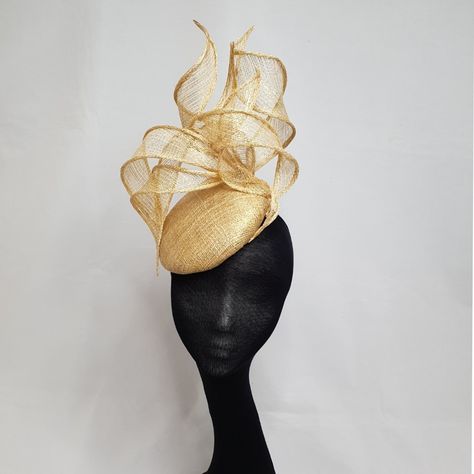 Small Fascinators, Hair Styles With Hats, Donut Hat, Gold Fascinator, Box Hat, Gold Hats, Different Hats, Pillbox Hat, Designer Hats