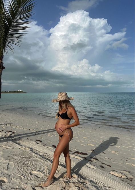 Preggy Beach Outfit, Pregnant In Swimsuit, Babymoon Announcement, Pregnancy Holiday Photos, Cruise Outfits Pregnant, Bump Beach Pictures, Pregnant Pool Pictures, Pregnancy Bikinis Summer, Maternity Bikinis Summer