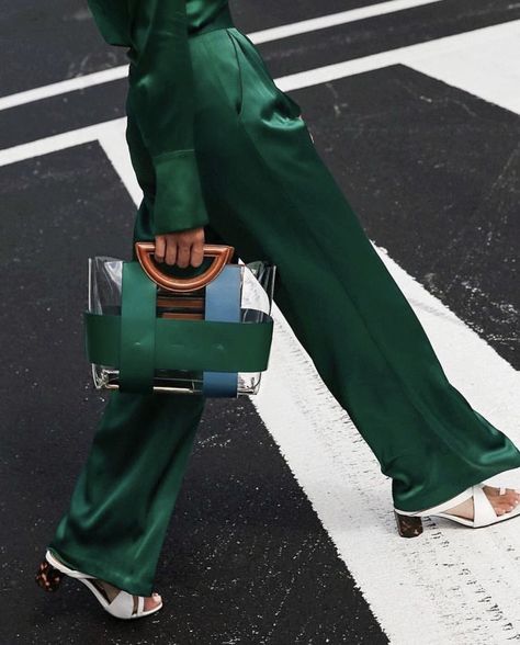 #green #satin #trousers #fashion #streetstyle Summer Outfits Women 20s, Style Vert, Green Two Piece, Beige Outfit, Satin Pants, Estilo Chic, Looks Street Style, Satin Color, Green Outfit