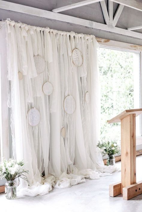 dream catchers Vintage Backdrop Ideas, Boho Photobooth, Bohemian Photo Backdrop, Curtain Backdrop Wedding, Wedding Photo Backdrops, Lace Backdrop, Bohemian Backdrop, Boho Backdrop, Rustic Wedding Decorations