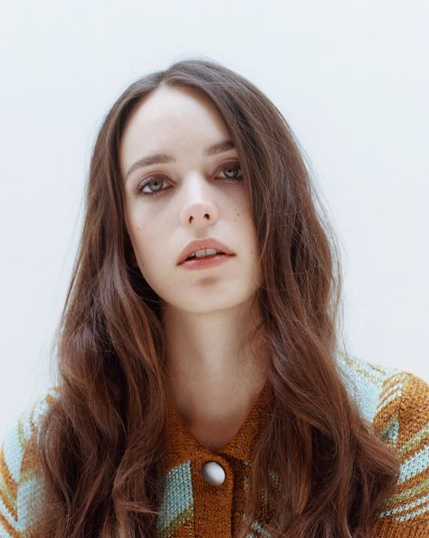 Stacy Martin Stacy Martin, Charlotte Gainsbourg, Healthy Lifestyle Motivation, Beauty Pictures, Inspirational Women, Brown Hair, Pretty People, Fashion Beauty, Long Hair Styles