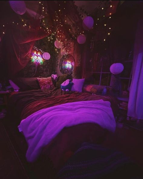 Trippy Rooms Bedrooms, Edgy Rooms, Chill Rooms, Black Light Room, Trap Aesthetic, Internal Beauty, Purple Bedroom Decor, Hippy Room, Chill Room