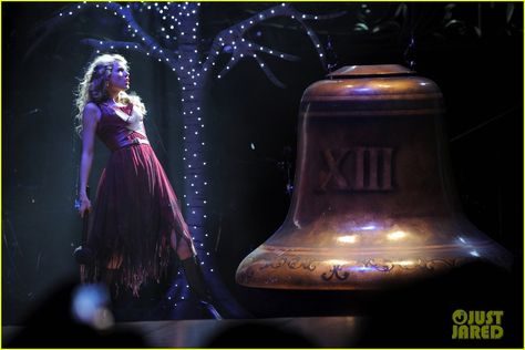 Taylor Swift & Selena Gomez: Duet at Madison Square Garden! Haunted Taylor Swift, Taylor Swift Haunted, Speak Now World Tour, Speak Now Tour, Taylor Swift Guitar, Taylor Swift Photos, Taylor Swift Speak Now, Swift Tour, Swift Photo