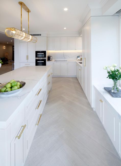 Kitchen Design Hamptons, Modern Victorian Kitchen, Open Shelves Kitchen, Kitchen Exposed Brick, Kitchen Luxury Modern, Kitchen Showcase, Industrial Chic Kitchen, Kitchen Cozy, Hamptons Kitchen