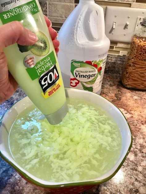 homemade fabric softener Diy Fabric Softener, Diy Laundry Soap, Homemade Fabric Softener, Diy Toilet, Glass Cooktop, Deep Cleaning Tips, Party Deco, Diy Laundry, Diy Cleaners