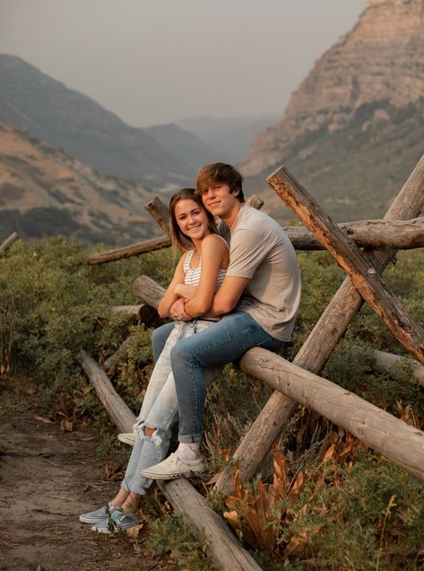 Teenage Couple Picture Poses, Couples Photos Big Height Difference, Simple Couples Pictures, Highschool Couple Photoshoot, Easy Couple Poses Picture Ideas, Simple Couple Pictures, Young Couple, Teenage Couple Photoshoot, Teen Couple Photoshooting Ideas