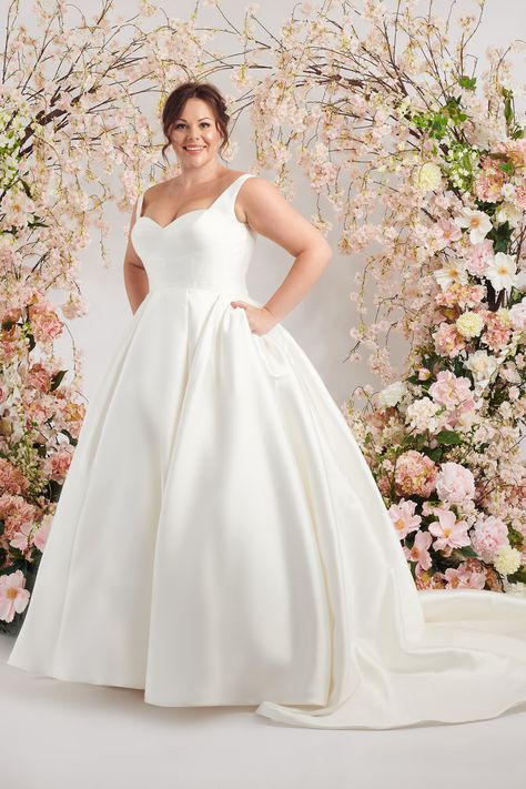 Satin Ball Gown Wedding Dress Plus Size, Satin A Line Wedding Dress Plus Size, Satin Wedding Dress Plus Size, Plus Size Satin Wedding Dress, Plussize Weddingdress, Luxurious Train, Tea Length Wedding Dresses, Satin Ball Gown Wedding Dress, Satin Ballgown