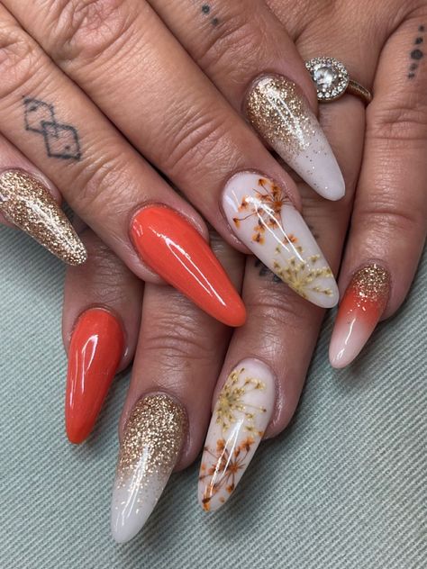 Fall Dried Flower Nails, Real Flower Nail Art, Nails Acrylic Encapsulated, Easy Flower Nails, Dry Flower Nail Art, Dried Flower Nails, Flower Nail Art Tutorial, November Nail Designs, Turkey Nails