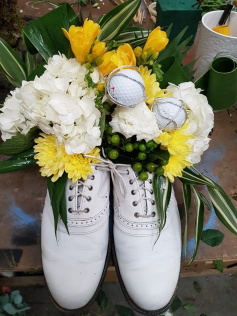 Golf Themed Floral Arrangements, Golf Themed Flower Arrangements, Golf Tournament Decor, Golf Themed Centerpieces Ideas, Golf Centerpiece Ideas, Golf Party Centerpiece, Golf Tournament Ideas Fundraising, Golf Table Decorations, Grooms Cake Tables