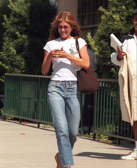 Model Off Duty Style 90s, 90s Models Off Duty, Jennifer Aniston Friends, 90s Street Style, Model Off Duty Outfits, Rachel Green Outfits, Jennifer Aniston Style, Jenifer Aniston, Off Duty Outfits