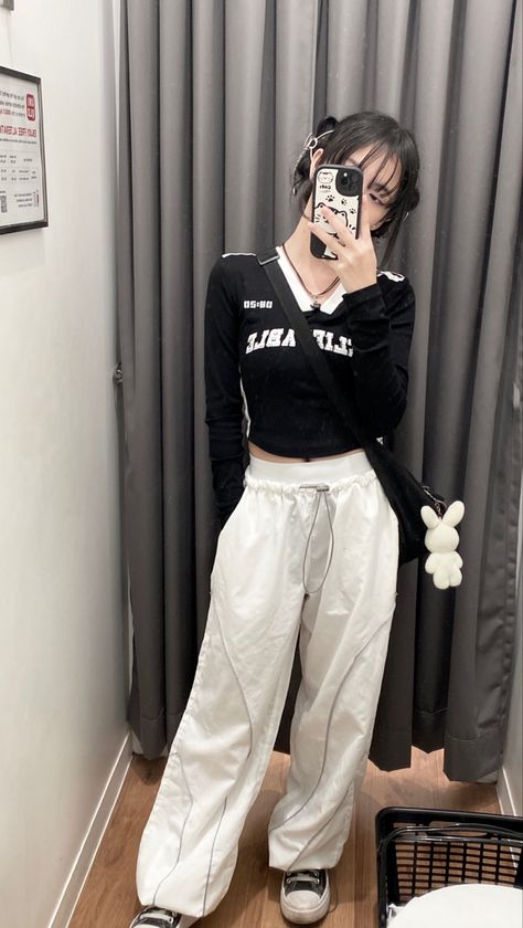 acubi fashion, blokecore style, hairstyle ideas, outfit inspo Acubi Sport Outfit, Acubi Sweat Pants, Akubi Girl Fashion, Acubi Fashion Essentials, Modest Acubi Fashion, Acubi Outfits Ideas, Acubi Hairstyle, Acubi Room, Acubi Fits