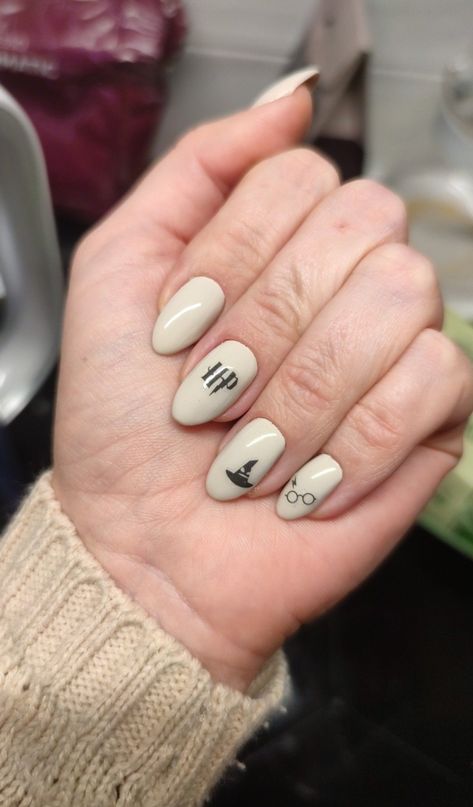 Harry Potter Nail Ideas Simple, Deathly Hallows Nail Art, Harry Potter Almond Nails, Universal Themed Nails, Easy Harry Potter Nails, Harry Potter Halloween Nails, Harry Potter Nails Designs Simple, Cute Harry Potter Nails, Harry Potter Acrylic Nails