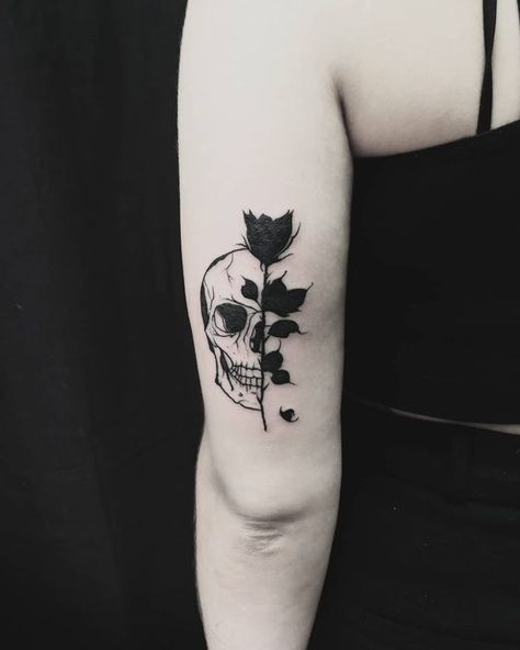 Calavera y rosa negra - Tatuajes para Mujeres Small Skull Tattoo, Skull Tattoo Flowers, Skull Rose Tattoos, Tattoo Placements, Black Rose Tattoos, Scary Tattoos, Silhouette Tattoos, Sugar Skull Tattoos, Inspiration Tattoos