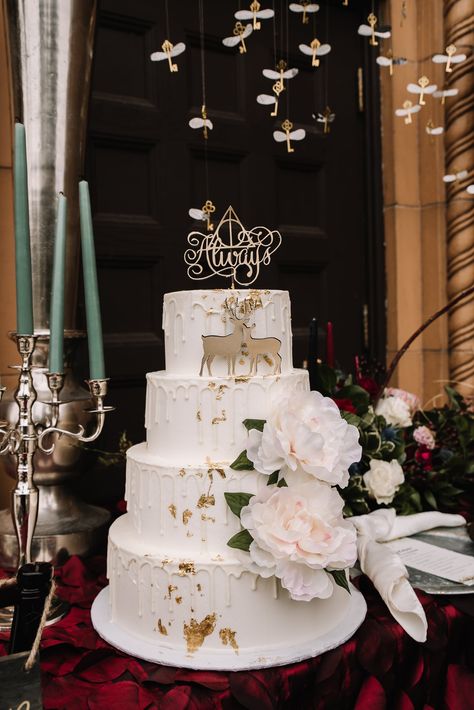 Alohomora! This Romantic Harry Potter Wedding Shoot Has the Flying Key to My Heart Fandom Cakes, Harry Potter Bridesmaid, Harry Potter Wedding Cake, Harry Potter Wedding Dress, Hp Wedding, Harry Potter Dress, Harry Wedding, Taylor Wedding, Harry Potter Wedding Theme