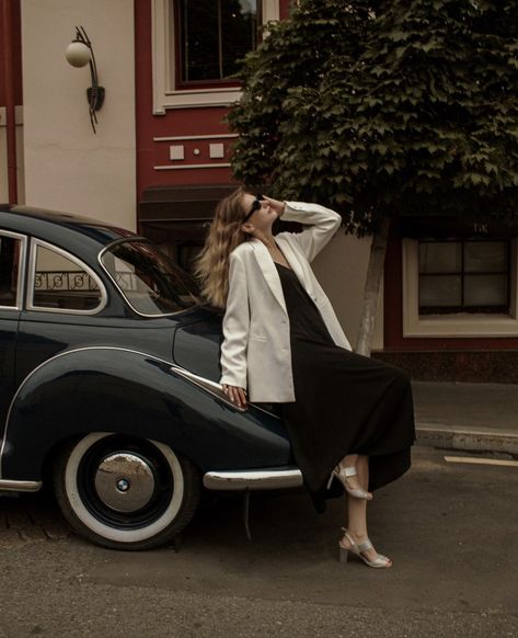 Vintage Car Poses, Pose Mannequin, Classic Car Photoshoot, Retro Photoshoot, Car Poses, Money Girl, Vintage Photoshoot, Elegant Branding, Model Poses Photography