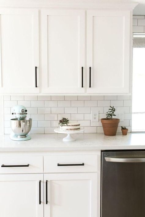 Kitchen Diy Makeover, Diy Kitchen Renovation, Diy Kitchen Remodel, Kitchen Remodel Design, Classic Kitchen, White Kitchen Design, Diy Kitchen Cabinets, White Kitchen Cabinets, Kitchen Makeover