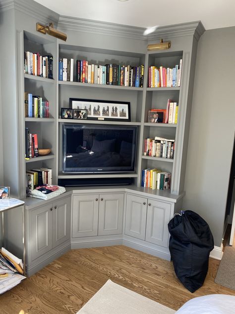 Corner Built In With Tv, Built In Corner Tv Cabinet Living Room, Built In Tv Wall Unit Corner, Corner Built In Shelves For Tv, Corner Tv Built In Ideas, Corner Bookshelves With Tv, Corner Television Ideas, Corner Media Unit, Corner Built In For Tv