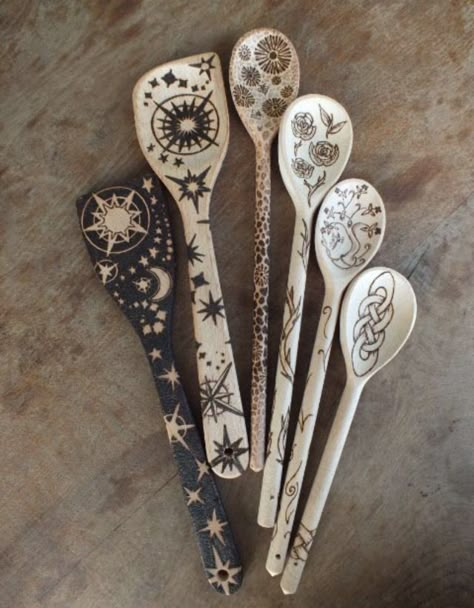 Wood Burning Ideas, Wood Burn Spoons, Wiccan Crafts, Wood Burn Designs, Pagan Crafts, Casa Halloween, Wood Burning Tool, Woodburning Projects, Witchy Crafts