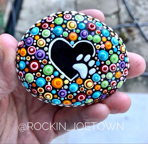 Memorial Painted Rocks For Pets, Pet Memorial Stones Diy, Painted Rock Memorial, Pet Memorial Crafts, Pet Memorial Painting, Rock Painting Dots, Dog Painted Rocks, Dot Art Animals, Memorial Rock Painting Ideas