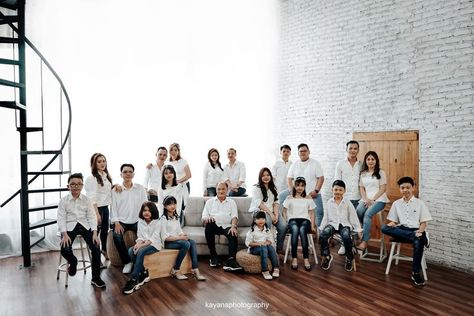 Casual Family Photoshoot, Big Family Photoshoot, Large Group Photography, Big Family Photo Shoot Ideas, Team Photoshoot, Large Family Poses, Family Photo Studio, Family Potrait, Big Family Photos