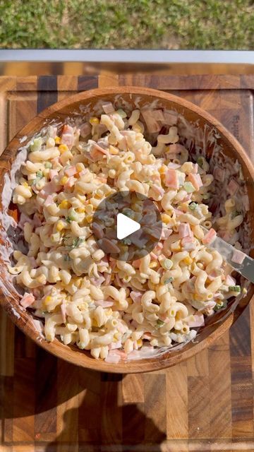 Belinda Gonzalez | Mexican Food on Instagram: "Let’s make Mexican Macaroni Salad!  I’m using @eatbanza pasta to add a protein packed twist! This pasta salad is one of my all time favorites. It’s the perfect side dish ✨😋  Recipe:  1 pack of banza pasta   4 green onions  4 pickled jalapeños  1 cup pickled carrots  1 cup corn  12 ounces chopped ham, or less  1 cup mayonnaise   1/4 cup Mexican salted crema  2 tablespoons pickled jalapeño juice  Garlic powder  Salt (optional) if using salted crema  Pepper  Instructions:  1.  Bring a large pot of salted water to a boil. Add the Banza pasta and cook according to the package instructions, usually about 8 minutes. Stir occasionally to prevent sticking. Chickpea pasta can become mushy if overcooked, so keep an eye on it and aim for an al dente text Mexican Macaroni Salad Recipe, Macaroni Salad With Ham, Mexican Macaroni, Mexican Macaroni Salad, Mexican Pasta Salad, Banza Pasta, Mexican Salad, Mexican Salads, Pickled Jalapeño