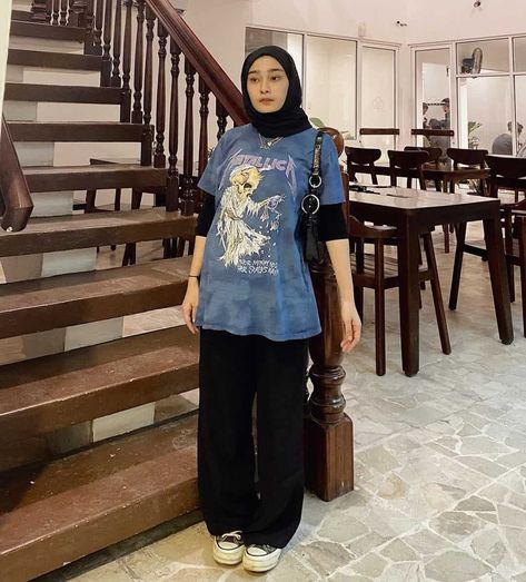 10 Inspirasi OOTD Hijab Kaos Lengan Pendek Ala Selebgram Dezziya Astrina , Ada banyak inspirasi OOTD yang gampang ditiru dari selebgram. Salah satunya Dezziya Astrina. Selebgram cantik ini kerap membagikan OOTD , https://www.dailysia.com/10-inspirasi-ootd-hijab-kaos-lengan-pendek-ala-dezziya-astrina/ Ventelashoes Ootd, Oversized Tshirt Hijab Outfit, Hijab T Shirt Outfit, T Shirt Hijab Outfit, Ootd Tshirt Hijab, Ootd Oversized Hijab, Oversized Outfit Hijab, Hijab Tshirt, Ootd Oversize