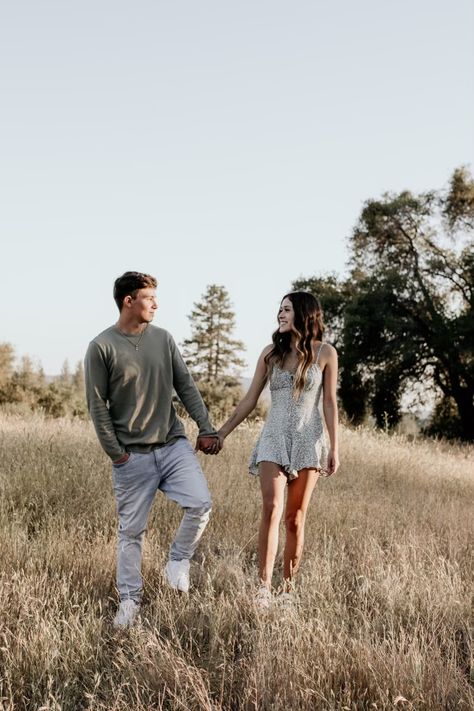 Cute Teenage Couple Photoshoot Poses, Photoshoot Ideas Boyfriend And Girlfriend, Picture Ideas With Girlfriend, Bf And Gf Photoshoot Ideas, Gf Bf Photography Poses, Couple Photoshoot Ideas Teenage, Teenage Couple Photo Poses, Boyfriend Girlfriend Pose Ideas, Couples Senior Pictures Boyfriends